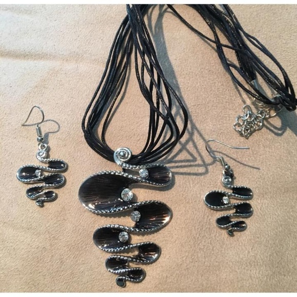 Unbranded Jewelry - Fashion Python Pendant Necklace & Earrings Set